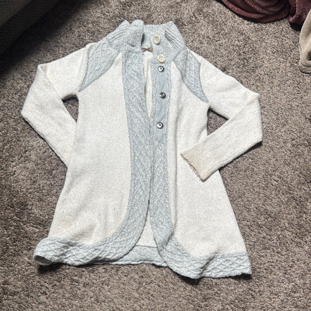 Chic Women's Cardigan with Button Accents